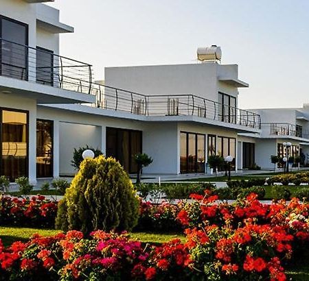 Cosmopolis Multi-Venue Aparthotel Larnaca Buitenkant foto