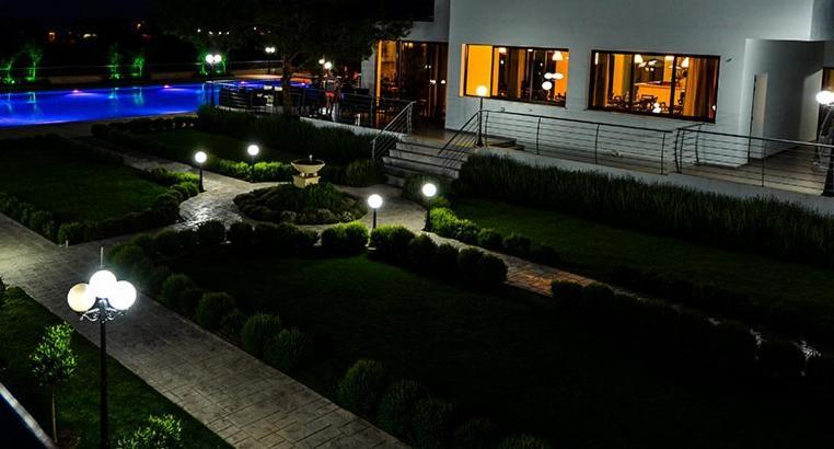 Cosmopolis Multi-Venue Aparthotel Larnaca Buitenkant foto